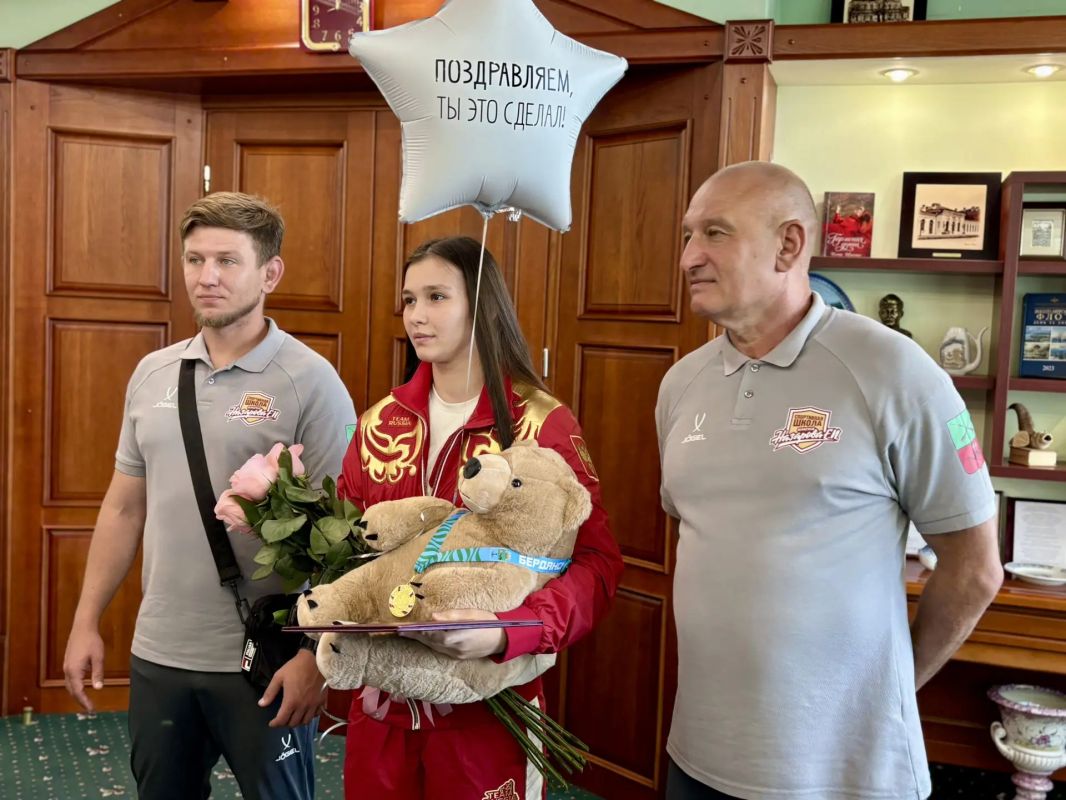 Глава Бердянска Андрей Ковганко поздравил бронзового призёра Первенства Европы Софию Чорную Глава Бердянска Андрей Ковганко поздравил бронзового призёра Первенства Европы Софию Чорную