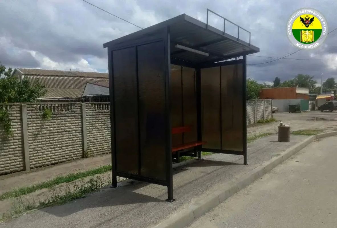 Администрация городского округа Мелитополь продолжает обновлять остановочные павильоны в Мелитополе