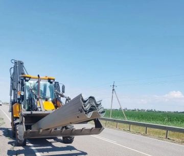 Работы по демонтажу и установке барьерного ограждения продолжаются на направлении Акимовка — Кирилловка