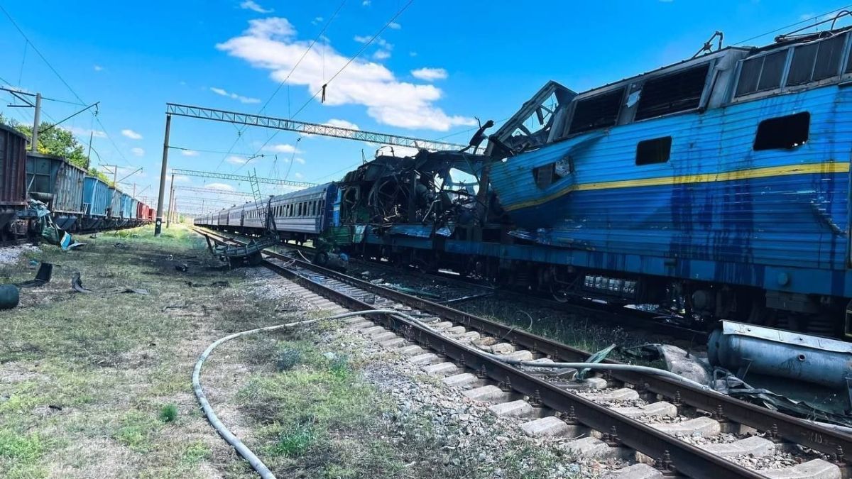 Видео удара реактивной Герани по локомотиву в Вольнянске Запорожской области и фото последствий после удара Видео удара реактивной Герани по локомотиву в Вольнянске Запорожской области и фото последствий после удара