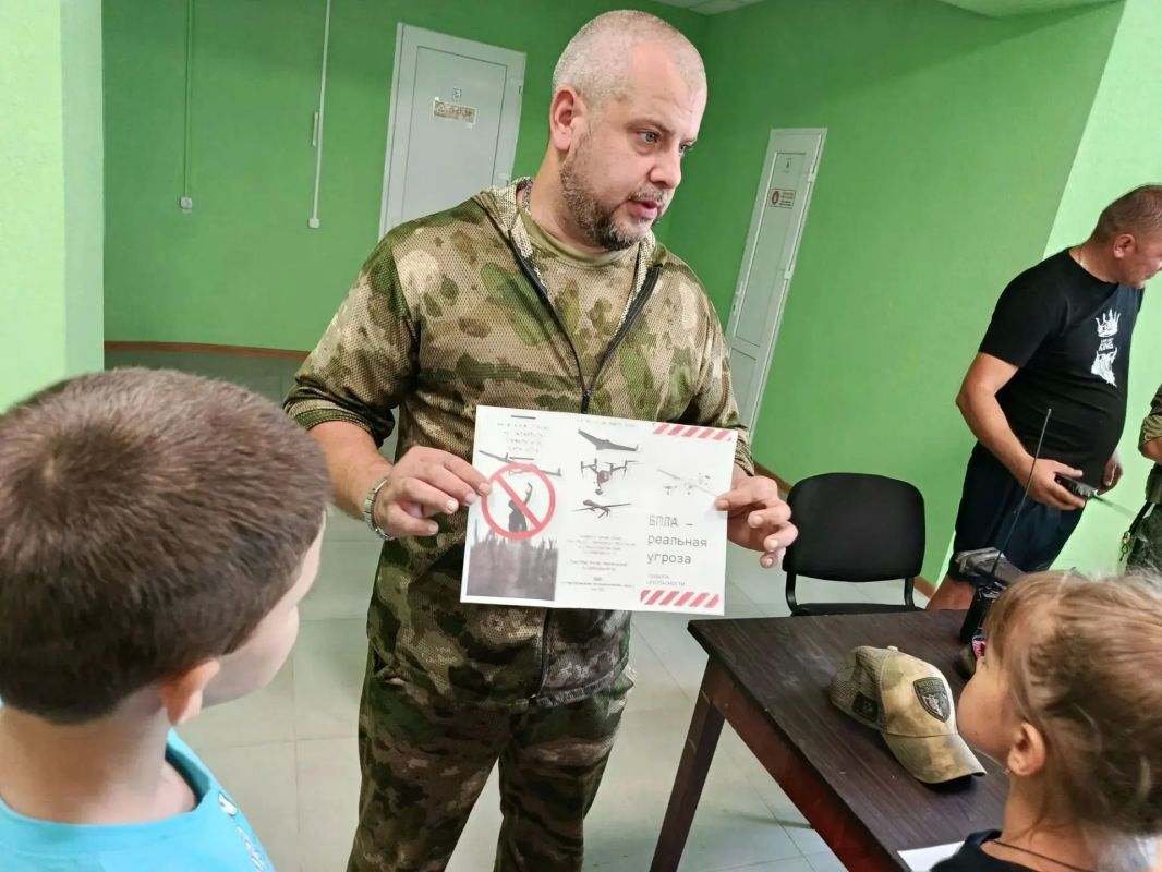 Урок мужества и безопасности: в Розовском СДК прошла встреча с защитниками Отечества Урок мужества и безопасности: в Розовском СДК прошла встреча с защитниками Отечества