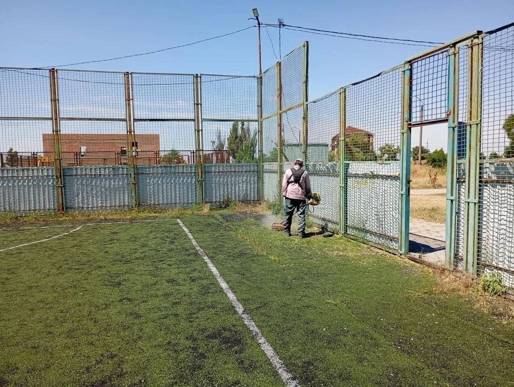 Уборка и реставрация спортивных площадок в районе санатория "Кирилловка" Уборка и реставрация спортивных площадок в районе санатория "Кирилловка"