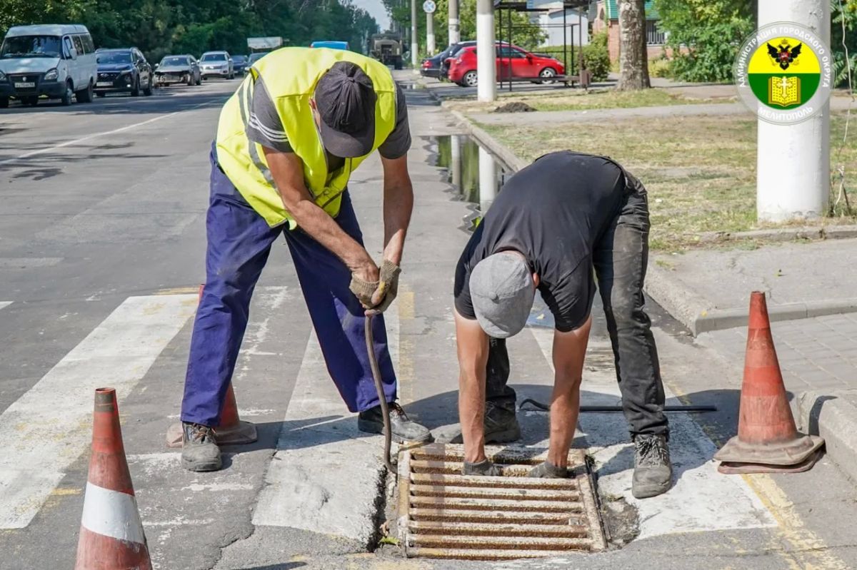 В Мелитополе продолжаются работы по содержанию инфраструктуры города В Мелитополе продолжаются работы по содержанию инфраструктуры города