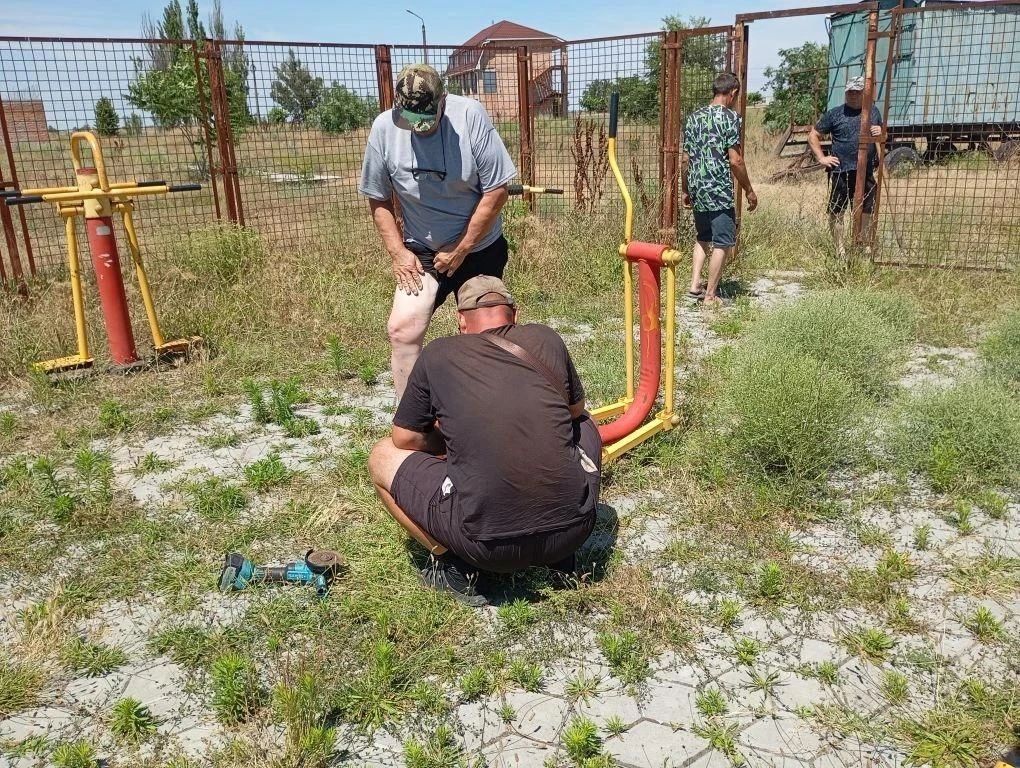 Уборка и реставрация спортивных площадок в районе санатория "Кирилловка" Уборка и реставрация спортивных площадок в районе санатория "Кирилловка"