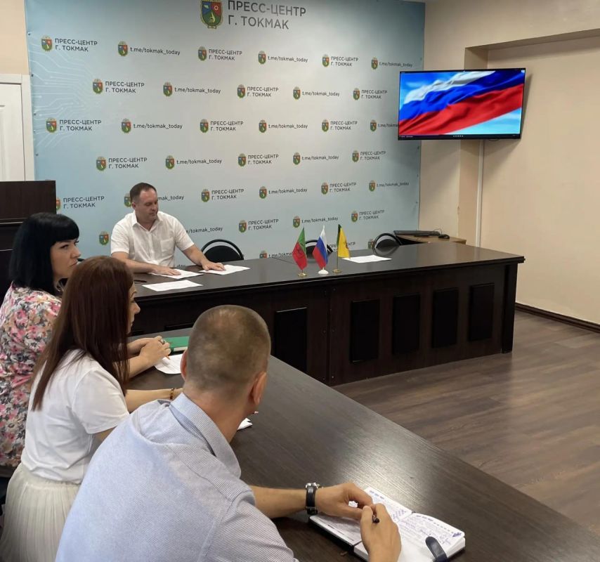 Глава Токмакского муниципального округа, секретарь местного отделения партии «Единая Россия» Александр Калмыков провел еженедельное оперативное совещание Глава Токмакского муниципального округа, секретарь местного отделения партии «Единая Россия» Александр Калмыков провел еженедельное оперативное совещание