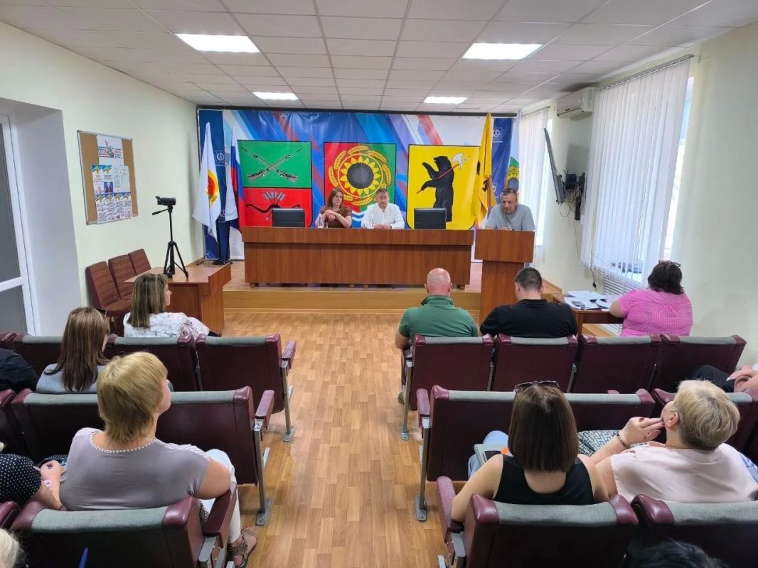 Глава Акимовского муниципального округа Александр Трудоношин провёл открытое расширенное совещание с аппаратом администрации, представителями шеф-региона, Советом депутатов, руководителями служб и ведомств Глава Акимовского муниципального округа Александр Трудоношин провёл открытое расширенное совещание с аппаратом администрации, представителями шеф-региона, Советом депутатов, руководителями служб и ведомств