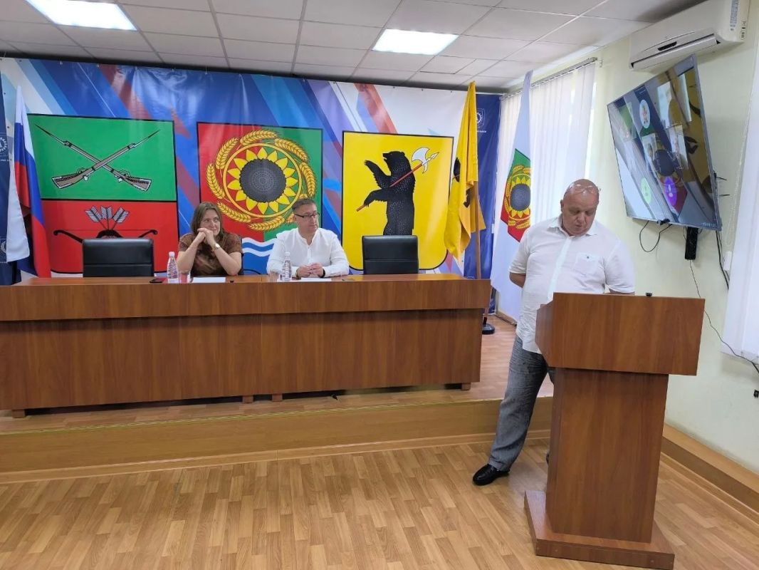 Глава Акимовского муниципального округа Александр Трудоношин провёл открытое расширенное совещание с аппаратом администрации, представителями шеф-региона, Советом депутатов, руководителями служб и ведомств Глава Акимовского муниципального округа Александр Трудоношин провёл открытое расширенное совещание с аппаратом администрации, представителями шеф-региона, Советом депутатов, руководителями служб и ведомств