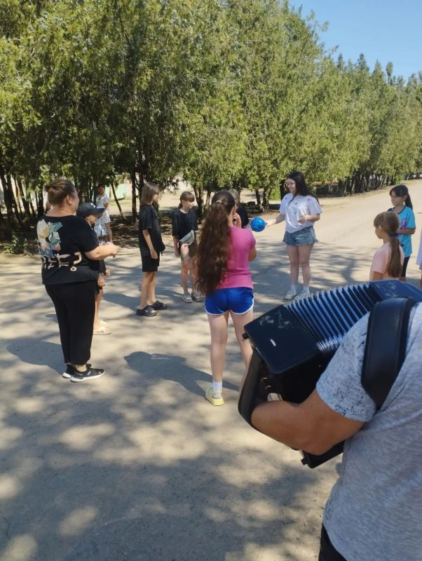 В Нововасильевском Доме культуры совместно с музеем быта первопоселенцев прошла развлекательная программа «Летний переполох» В Нововасильевском Доме культуры совместно с музеем быта первопоселенцев прошла развлекательная программа «Летний переполох»