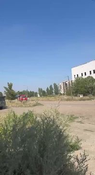 У мережі з'явилося відео ворожої атаки на рятувальників ДСНС, які прибули ліквідувати наслідки влучань ворожих КАБів у Запоріжжі