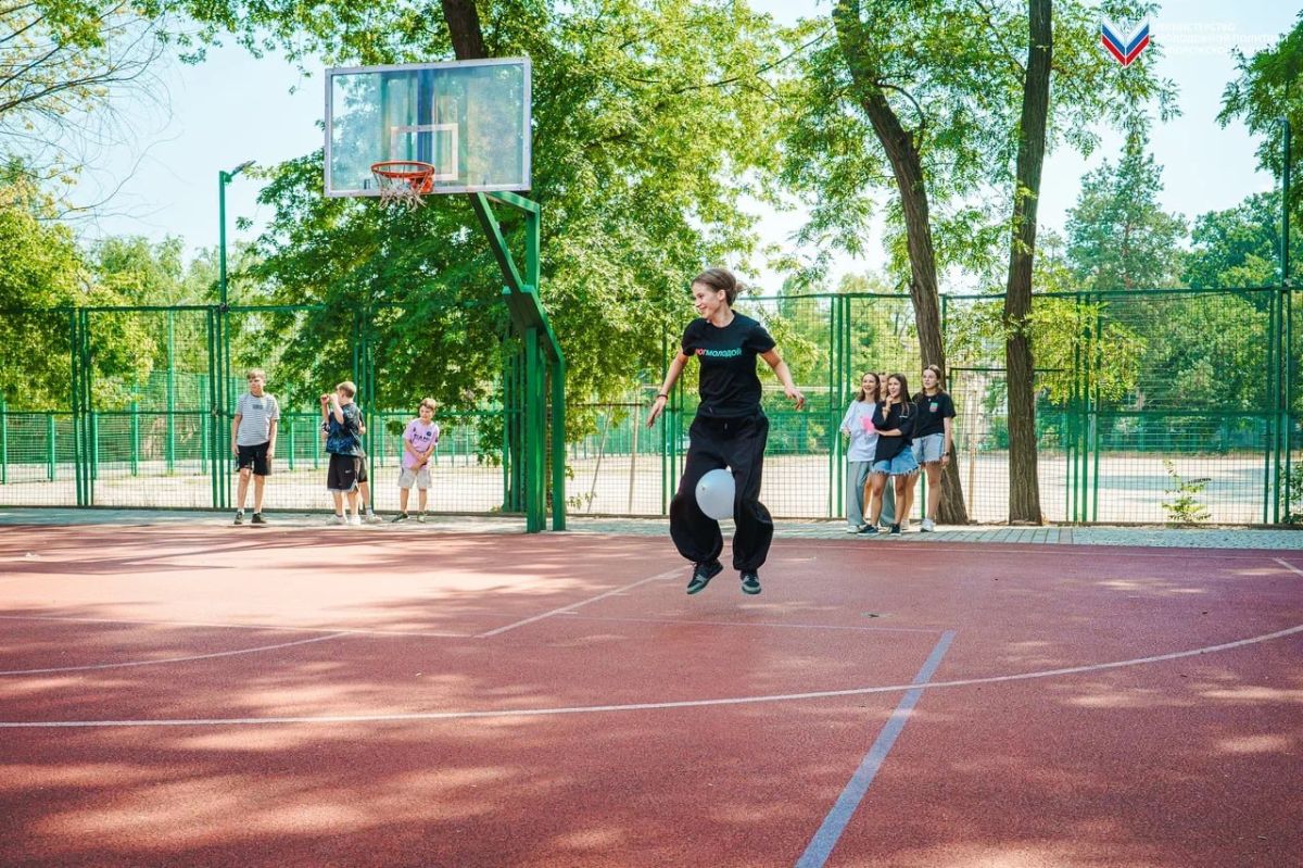 В ритме спорта!. Активисты «Юг Молодой» приняли участие в спортивной эстафете «Энергия Юга» Участники прошли целый ряд спортивных состязаний — прыгали в длину, оббегали фишки на скорость в командах, прыгали с мячом — и не... В ритме спорта!. Активисты «Юг Молодой» приняли участие в спортивной эстафете «Энергия Юга» Участники прошли целый ряд спортивных состязаний — прыгали в длину, оббегали фишки на скорость в командах, прыгали с мячом — и не...