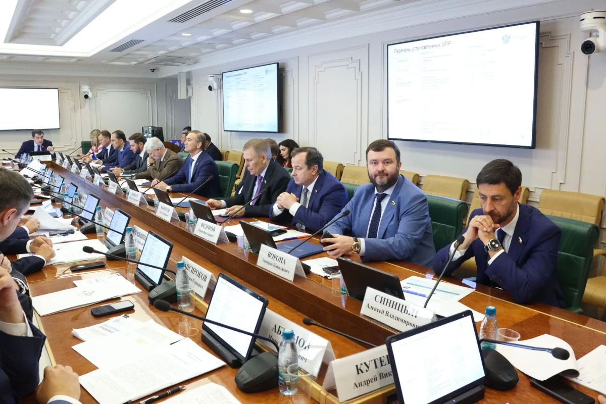 Дмитрий Ворона: Сегодня на заседании Комитета по экономической политике докладывал по законопроекту о продлении срока действия так называемой «гаражной амнистии» еще на пять лет – до 1 сентября 2031 года
