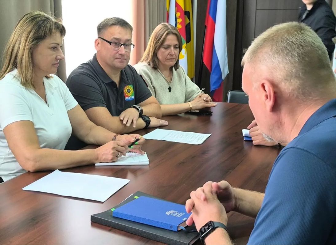 В Акимовском муниципальном округе с рабочим визитом побывали министр образования и науки Запорожской области Дмитрий Алференко и советник губернатора Евгения Балицкого Игорь Ткаченко В Акимовском муниципальном округе с рабочим визитом побывали министр образования и науки Запорожской области Дмитрий Алференко и советник губернатора Евгения Балицкого Игорь Ткаченко