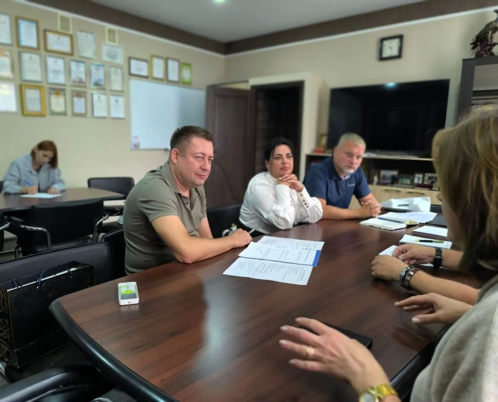 В Акимовском муниципальном округе с рабочим визитом побывали министр образования и науки Запорожской области Дмитрий Алференко и советник губернатора Евгения Балицкого Игорь Ткаченко В Акимовском муниципальном округе с рабочим визитом побывали министр образования и науки Запорожской области Дмитрий Алференко и советник губернатора Евгения Балицкого Игорь Ткаченко