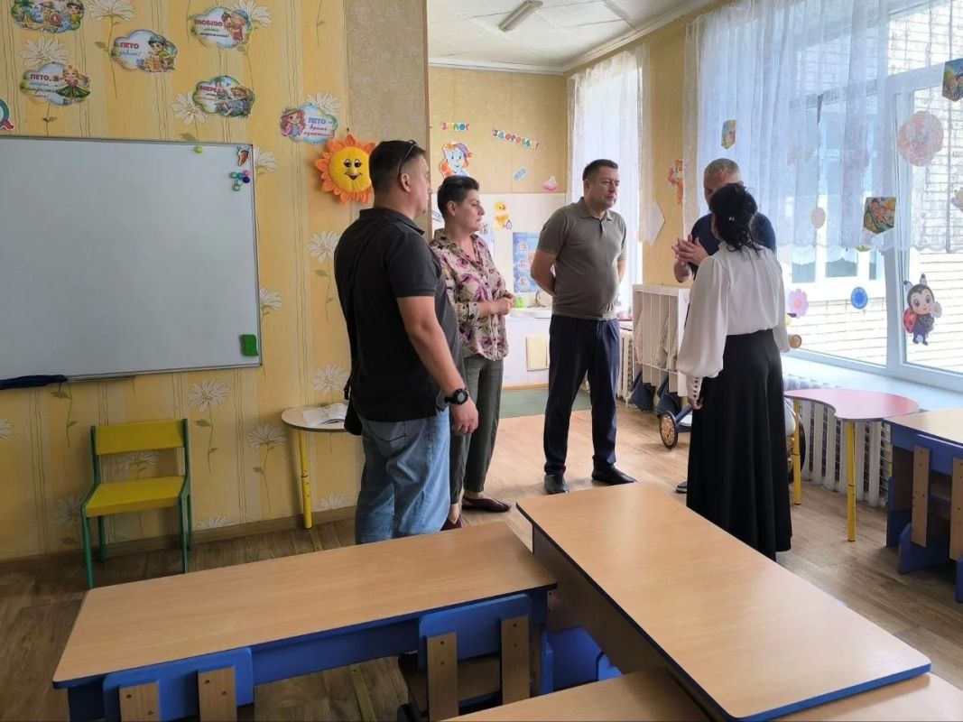 В Акимовском муниципальном округе с рабочим визитом побывали министр образования и науки Запорожской области Дмитрий Алференко и советник губернатора Евгения Балицкого Игорь Ткаченко В Акимовском муниципальном округе с рабочим визитом побывали министр образования и науки Запорожской области Дмитрий Алференко и советник губернатора Евгения Балицкого Игорь Ткаченко