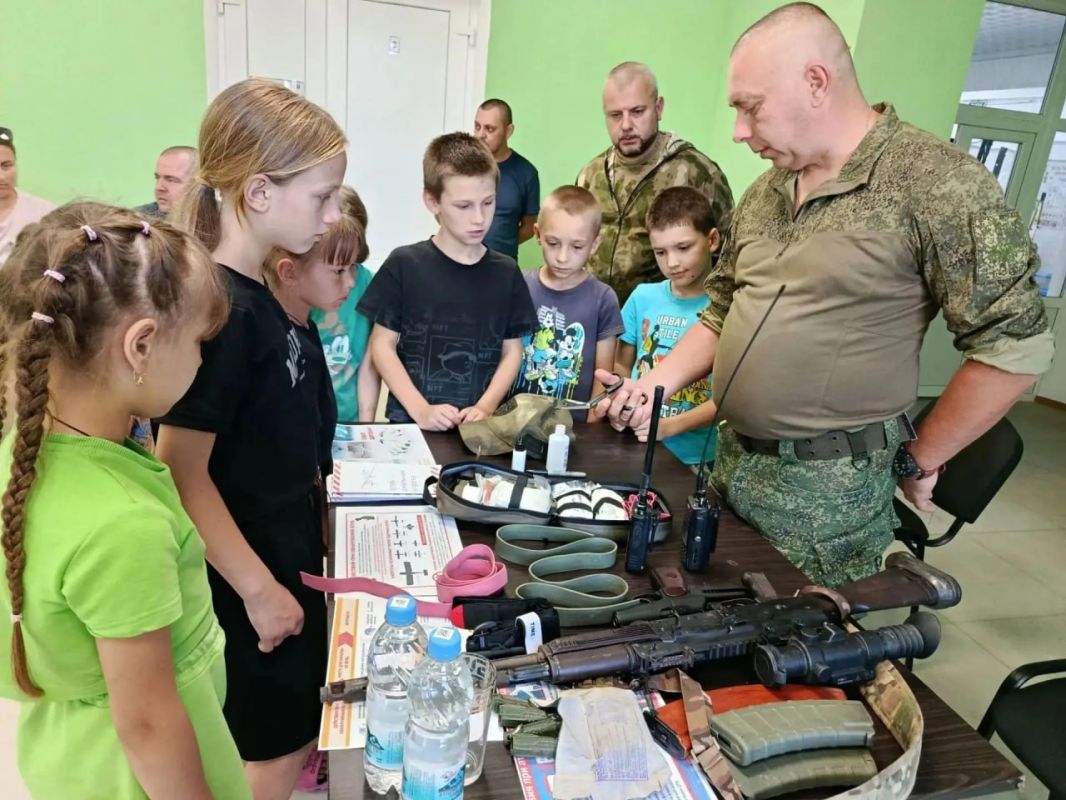 Урок мужества и безопасности: в Розовском СДК прошла встреча с защитниками Отечества Урок мужества и безопасности: в Розовском СДК прошла встреча с защитниками Отечества