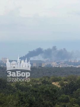 В Запорожье после удара реактивной Герани горел терминал "Новой почты" и стоящие рядом фуры