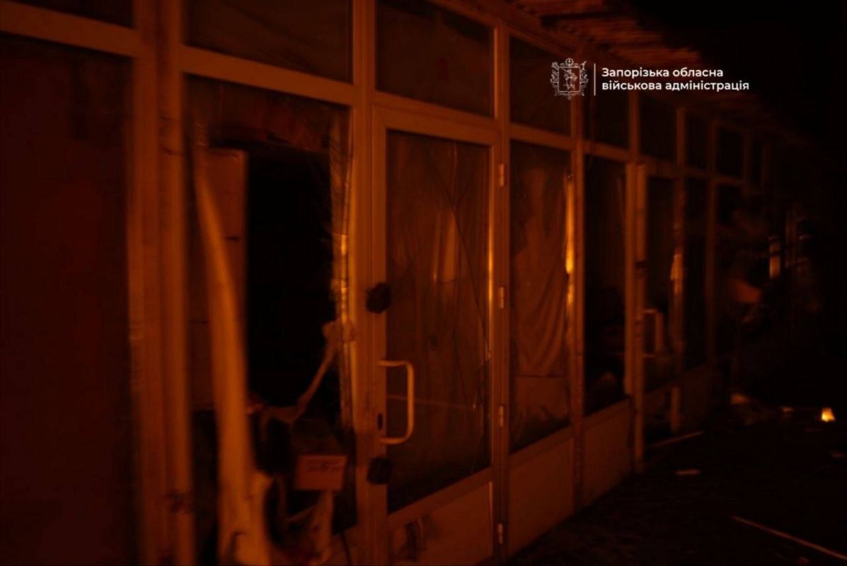 Удары по Запорожью и Сумам: повреждены торговый объект и склад «Новой почты» Удары по Запорожью и Сумам: повреждены торговый объект и склад «Новой почты»