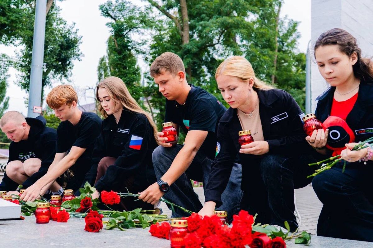 "Вся Запорожская область скорбит": Стихийный мемориал появился в Мелитополе в знак солидарности с пострадавшими в Кирилловке