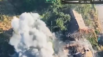 На кадрах удар по укрытию с боевиками в населённом пункте Кондратовка нанесли расчеты орудий Д-74 17-й артиллерийской бригады, расчеты орудия Д-30 89-го танкового полка уничтожили укрытие с группой солдат ВСУ в Веролюбовке