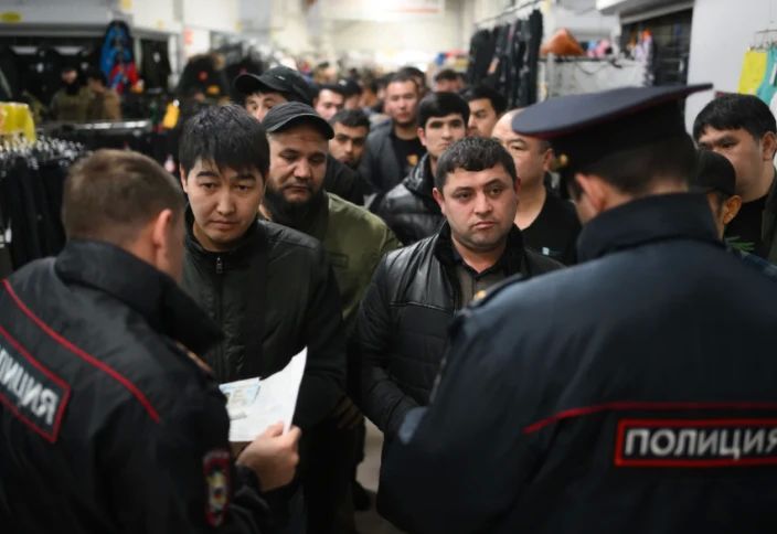 Трудовые мигранты в РФ теперь должны будут содержать себя и свои семьи, живущие в России, на уровне не ниже прожиточного минимума, умноженного на региональный коэффициент