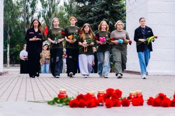 Стихийный мемориал в память о жертвах украинского удара по Кирилловке создали в Мелитополе