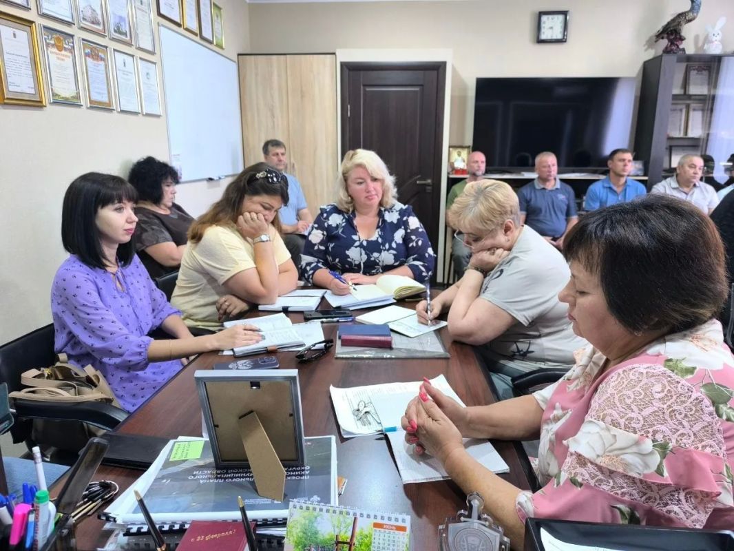 Провел оперативное совещание с участием заместителей, представителей Совета депутатов, профильных специалистов нашего шеф-региона и начальников отделов администрации Провел оперативное совещание с участием заместителей, представителей Совета депутатов, профильных специалистов нашего шеф-региона и начальников отделов администрации