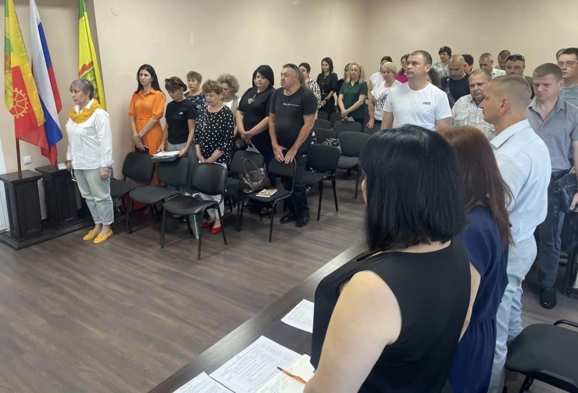 Глава Токмакского муниципального округа, секретарь местного отделения партии «Единая Россия» Александр Калмыков провел еженедельное оперативное совещание Глава Токмакского муниципального округа, секретарь местного отделения партии «Единая Россия» Александр Калмыков провел еженедельное оперативное совещание