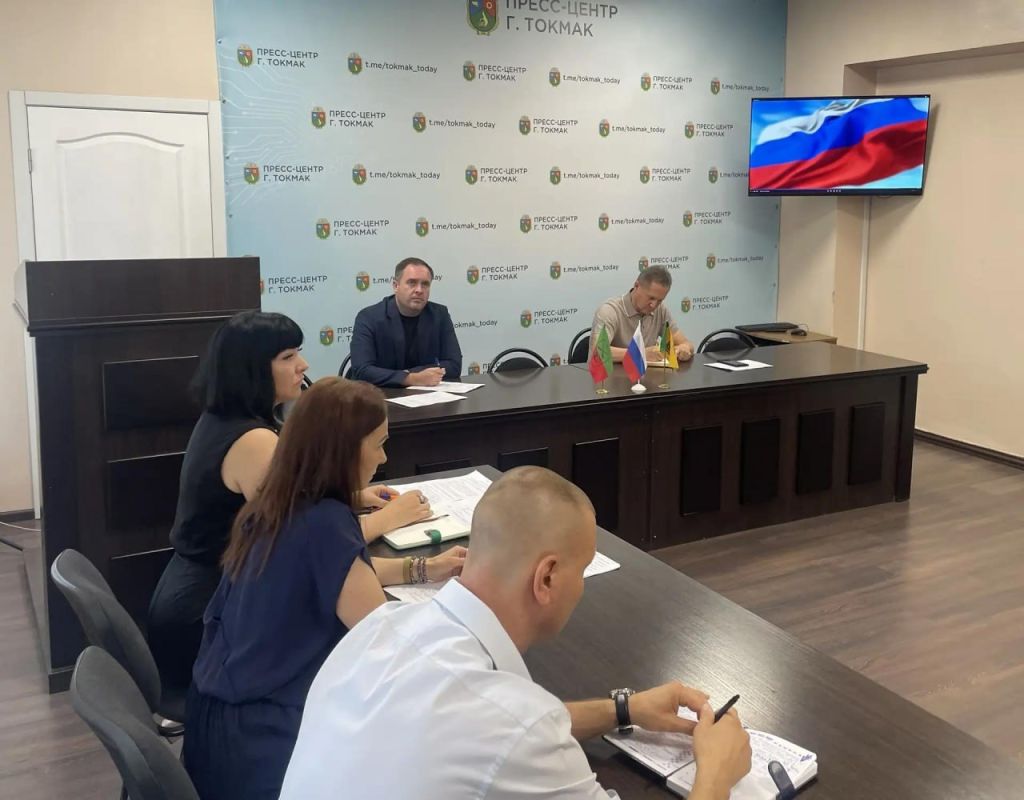 Глава Токмакского муниципального округа, секретарь местного отделения партии «Единая Россия» Александр Калмыков провел еженедельное оперативное совещание Глава Токмакского муниципального округа, секретарь местного отделения партии «Единая Россия» Александр Калмыков провел еженедельное оперативное совещание