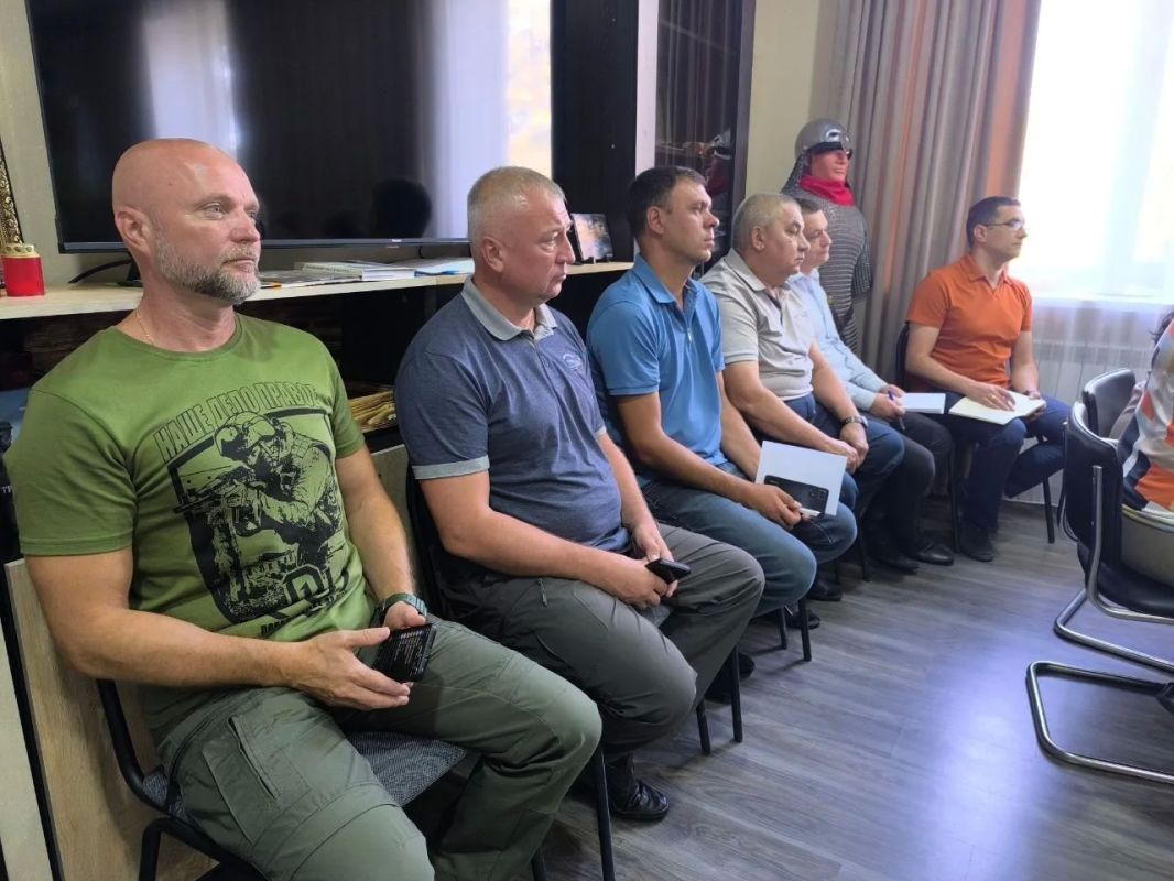 Провел оперативное совещание с участием заместителей, представителей Совета депутатов, профильных специалистов нашего шеф-региона и начальников отделов администрации Провел оперативное совещание с участием заместителей, представителей Совета депутатов, профильных специалистов нашего шеф-региона и начальников отделов администрации