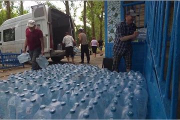 В Бердянске более тонны воды доставили переселенцам с ЛБС