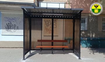 В Мелитополе продолжают обновлять остановочные павильоны