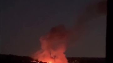 В Запорожье на месте прилета БпЛА возник сильный пожар