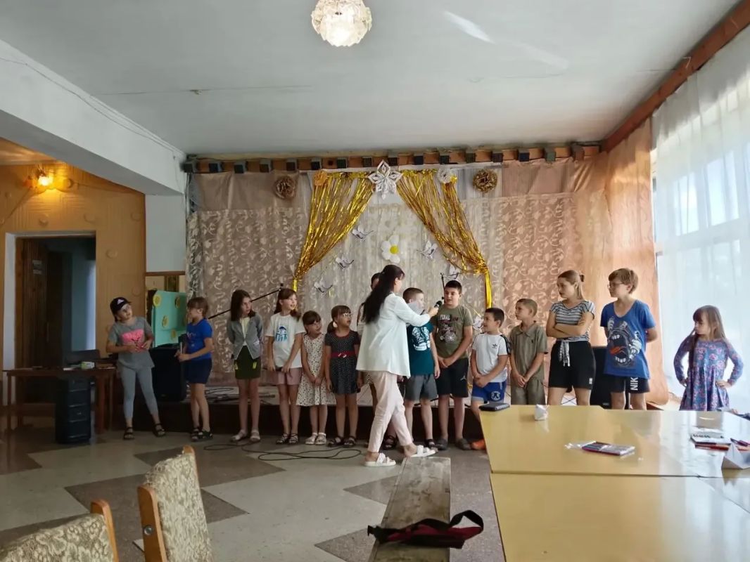 Хочу быть звездой!. Отправляясь в Петровский сельский клуб на очередную развлекательную программу, местная ребятня даже не догадывалась, какой весёлый творческий вызов им приготовили сотрудники учреждения культуры! Все... Хочу быть звездой!. Отправляясь в Петровский сельский клуб на очередную развлекательную программу, местная ребятня даже не догадывалась, какой весёлый творческий вызов им приготовили сотрудники учреждения культуры! Все...