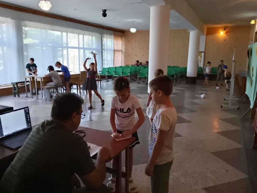 Хочу быть звездой!. Отправляясь в Петровский сельский клуб на очередную развлекательную программу, местная ребятня даже не догадывалась, какой весёлый творческий вызов им приготовили сотрудники учреждения культуры! Все... Хочу быть звездой!. Отправляясь в Петровский сельский клуб на очередную развлекательную программу, местная ребятня даже не догадывалась, какой весёлый творческий вызов им приготовили сотрудники учреждения культуры! Все...