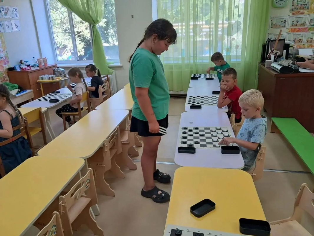 Тренировка с чемпионом!. Ребят из группы "Звёздочки" ГБУ ДОО ЗО "Акимовский детский сад № 22 "Тополёк" Акимовского района посетила чемпионка областных соревнований по русским шашкам Сайгак Виталина Тренировка с чемпионом!. Ребят из группы "Звёздочки" ГБУ ДОО ЗО "Акимовский детский сад № 22 "Тополёк" Акимовского района посетила чемпионка областных соревнований по русским шашкам Сайгак Виталина