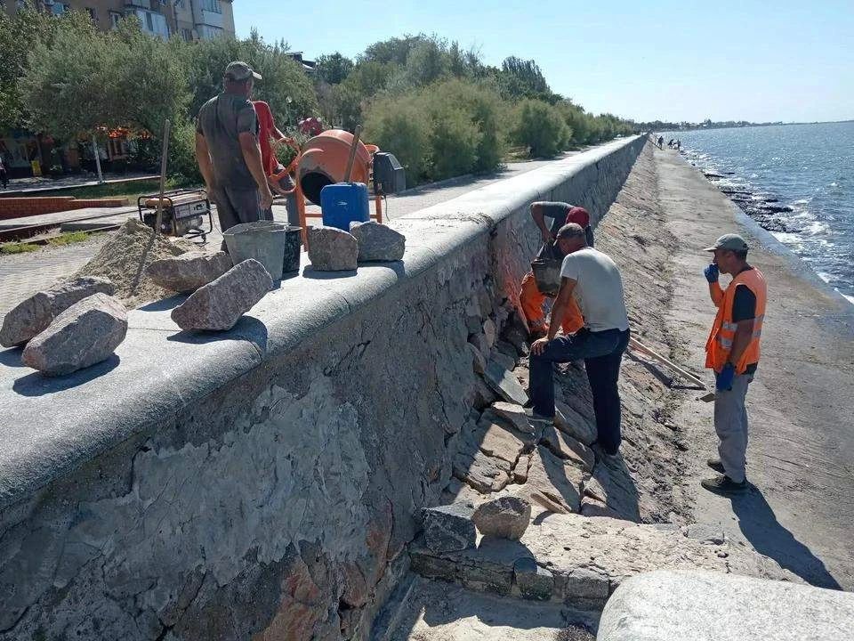 В Бердянске отремонтировали участок дамбы на Центральной набережной