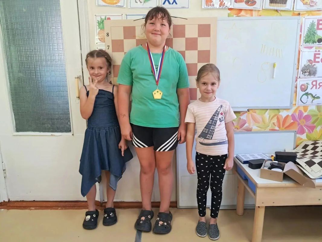 Тренировка с чемпионом!. Ребят из группы "Звёздочки" ГБУ ДОО ЗО "Акимовский детский сад № 22 "Тополёк" Акимовского района посетила чемпионка областных соревнований по русским шашкам Сайгак Виталина