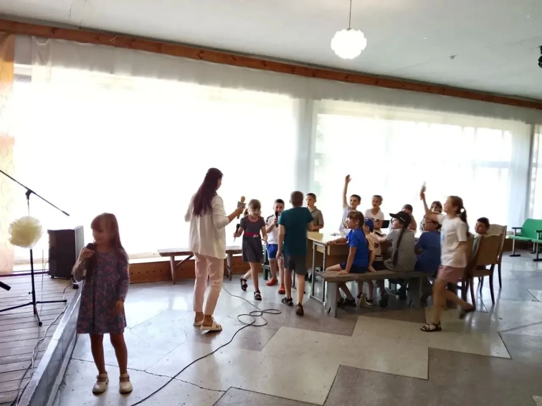 Хочу быть звездой!. Отправляясь в Петровский сельский клуб на очередную развлекательную программу, местная ребятня даже не догадывалась, какой весёлый творческий вызов им приготовили сотрудники учреждения культуры! Все... Хочу быть звездой!. Отправляясь в Петровский сельский клуб на очередную развлекательную программу, местная ребятня даже не догадывалась, какой весёлый творческий вызов им приготовили сотрудники учреждения культуры! Все...