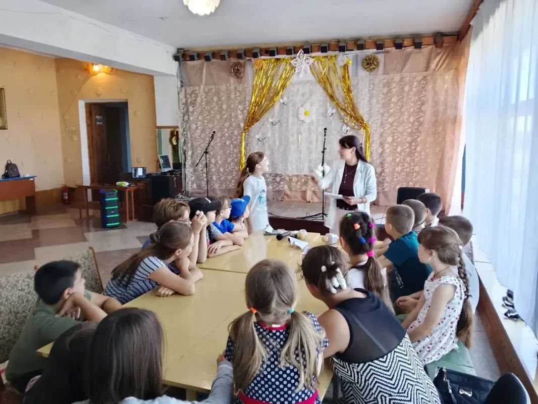 Хочу быть звездой!. Отправляясь в Петровский сельский клуб на очередную развлекательную программу, местная ребятня даже не догадывалась, какой весёлый творческий вызов им приготовили сотрудники учреждения культуры! Все... Хочу быть звездой!. Отправляясь в Петровский сельский клуб на очередную развлекательную программу, местная ребятня даже не догадывалась, какой весёлый творческий вызов им приготовили сотрудники учреждения культуры! Все...