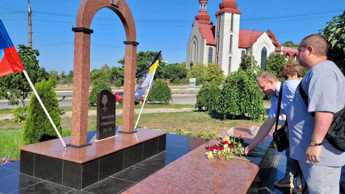 Члены РВИО в Бердянске возложили цветы к памятнику "Героям и жертвам Первой мировой войны" Члены РВИО в Бердянске возложили цветы к памятнику "Героям и жертвам Первой мировой войны"