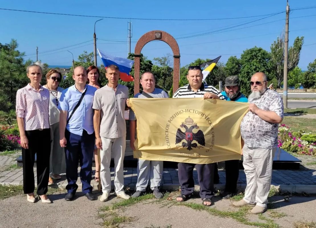 Члены РВИО в Бердянске возложили цветы к памятнику "Героям и жертвам Первой мировой войны" Члены РВИО в Бердянске возложили цветы к памятнику "Героям и жертвам Первой мировой войны"