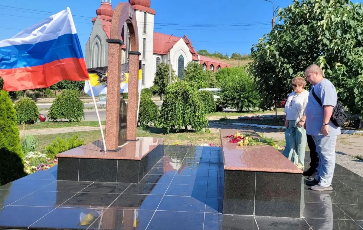 Члены РВИО в Бердянске возложили цветы к памятнику "Героям и жертвам Первой мировой войны" Члены РВИО в Бердянске возложили цветы к памятнику "Героям и жертвам Первой мировой войны"