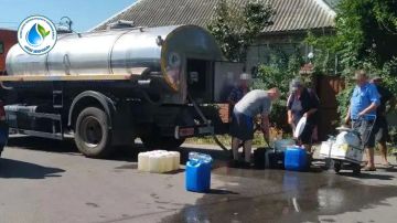 В связи с временным отсутствием централизованного водоснабжения на отдельных улицах города Мелитополя, сотрудники ГУП ЗО «Вода Запорожья» осуществили подвоз холодной воды населению