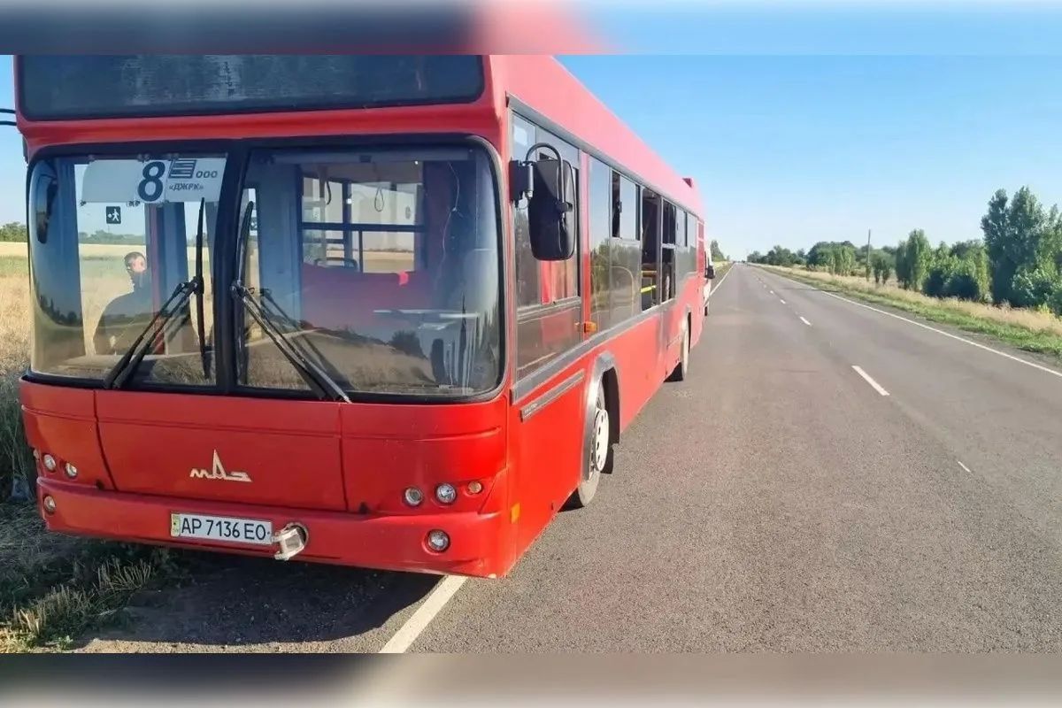 "Циничная атака по мирным жителям": Дрон ВСУ прицельно влетел в автобус с 55 запорожскими металлургами