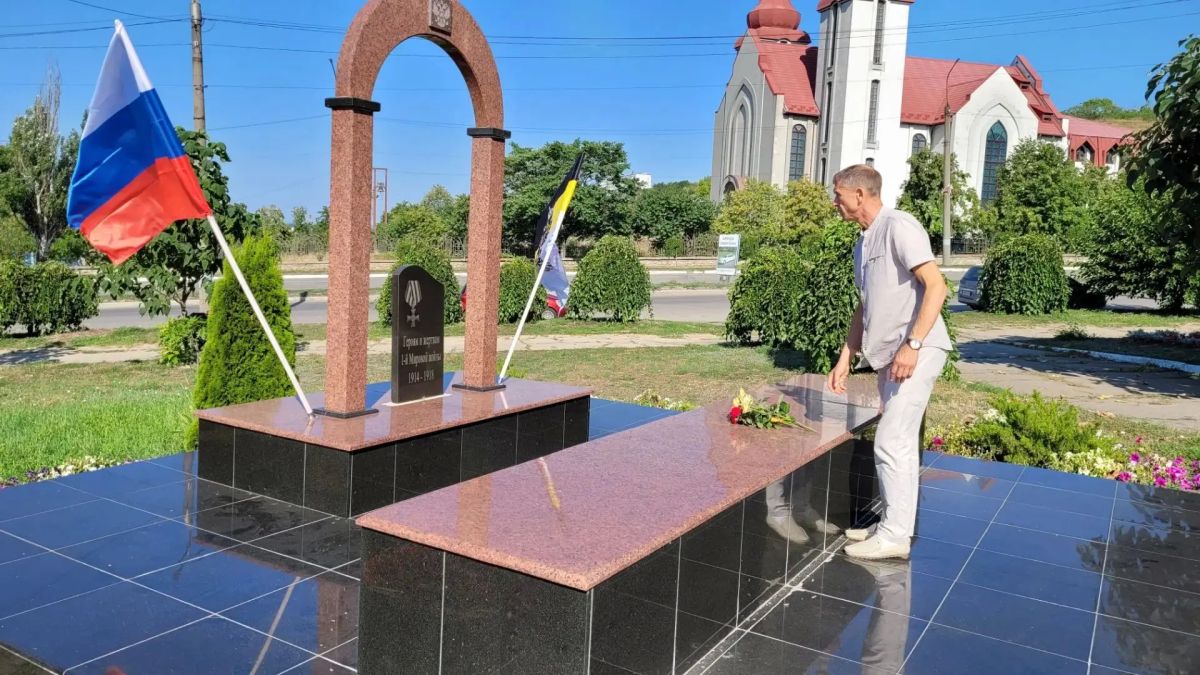 Члены РВИО в Бердянске возложили цветы к памятнику "Героям и жертвам Первой мировой войны" Члены РВИО в Бердянске возложили цветы к памятнику "Героям и жертвам Первой мировой войны"