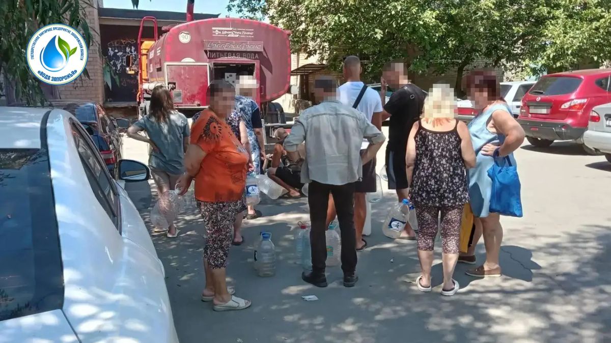 В связи с временным отсутствием централизованного водоснабжения в городе Мелитополе сотрудники ГУП ЗО «Вода Запорожья» осуществили подвоз холодной воды населению