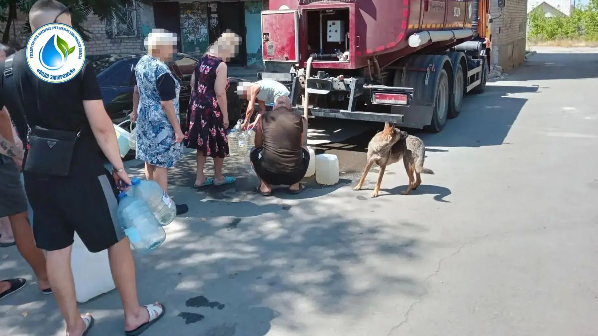 В связи с временным отсутствием централизованного водоснабжения в городе Мелитополе сотрудники ГУП ЗО «Вода Запорожья» осуществили подвоз холодной воды населению В связи с временным отсутствием централизованного водоснабжения в городе Мелитополе сотрудники ГУП ЗО «Вода Запорожья» осуществили подвоз холодной воды населению