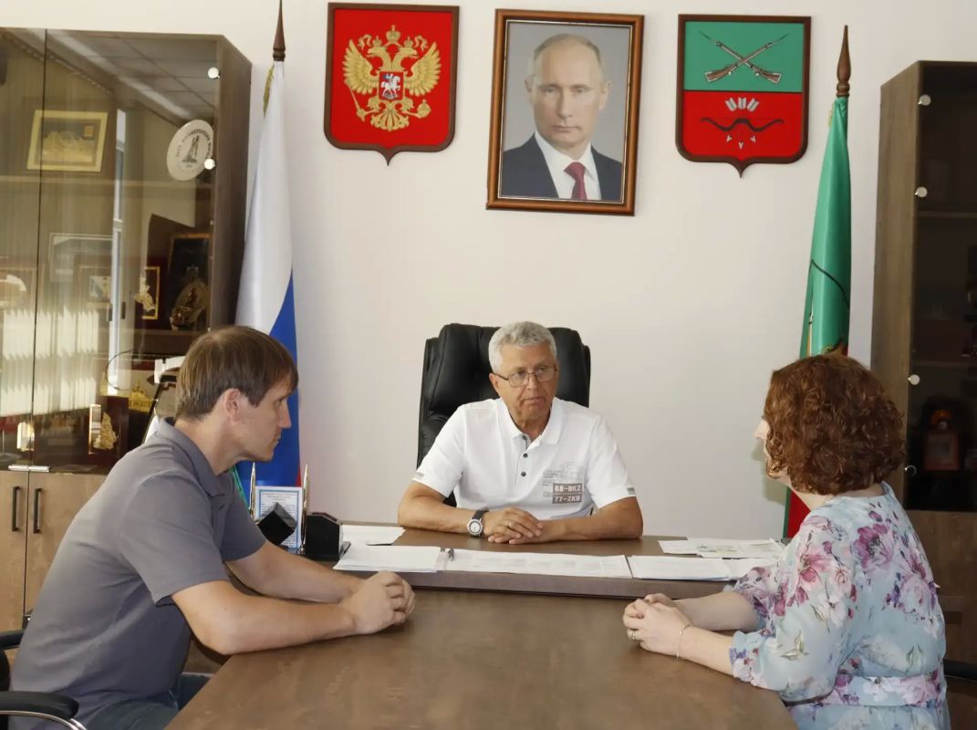 Виктор Емельяненко: Провел рабочую встречу с министром культуры Запорожской области Светланой Назиной и сотрудником Областного центра искусств и народного творчества Николаем Нижниковым Виктор Емельяненко: Провел рабочую встречу с министром культуры Запорожской области Светланой Назиной и сотрудником Областного центра искусств и народного творчества Николаем Нижниковым