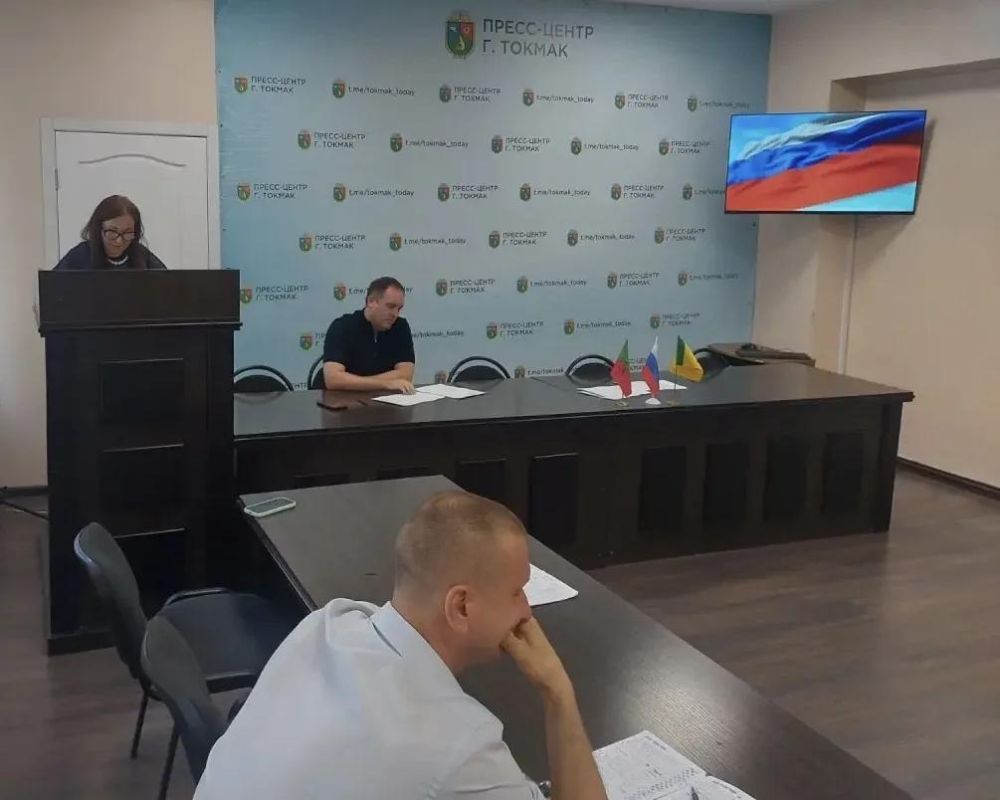 Глава Токмакского муниципального округа, секретарь местного отделения партии «Единая Россия» Александр Калмыков провел очередное еженедельное оперативное совещание с руководителями структурных подразделений администрации и...