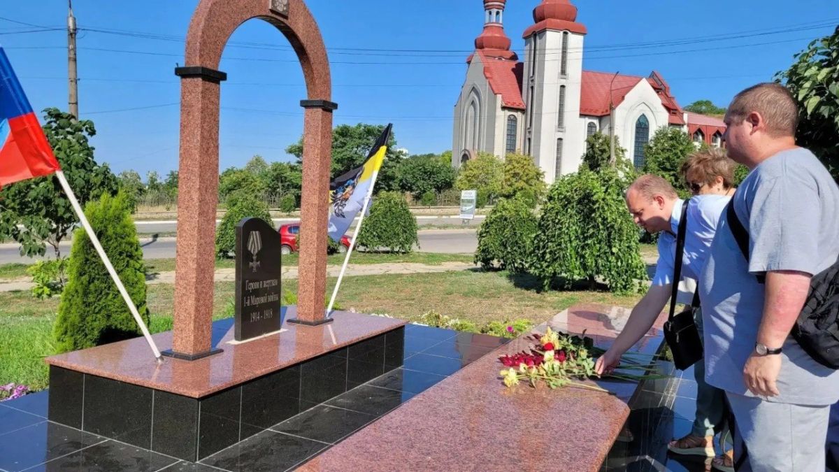 Члены РВИО в Бердянске возложили цветы к памятнику "Героям и жертвам Первой мировой войны" Члены РВИО в Бердянске возложили цветы к памятнику "Героям и жертвам Первой мировой войны"